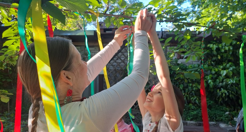 MÁJUSFAÁLLÍTÁS A WEKERLEI KULTÚRHÁZBAN